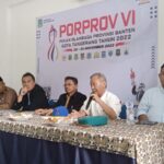 Warga sedang melihat hasil perolehan medali Porprov VI Banten di ruang media center Stadion Benteng, Kota Tangerang.