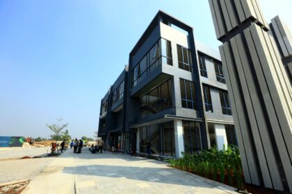 The Floritz Gallery resmi diluncurkan di Tangerang pada kamis (11/06/2026) memiliki konsep pedestrian plaza selebar kurang lebih 8 meter yang dirancang untuk menciptakan pengalaman berjalan kaki yang nyaman dan ramah komunitas. Dilengkapi area hijau, slow lane, area parkir, serta jalur sepeda (bicycle lane), kawasan ini diharapkan menjadi ruang interaksi sosial sekaligus destinasi gaya hidup baru di Asthara Skyfront City.